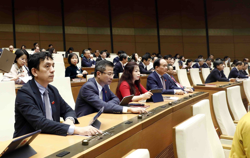 Đại biểu Quốc hội biểu quyết thông qua Nghị quyết về việc điều chỉnh kế hoạch vốn vay lại năm 2022 của các địa phương, bổ sung dự toán chi thường xuyên năm 2021 nguồn vốn viện trợ không hoàn lại của nước ngoài; điều chỉnh dự toán kinh phí chưa sử dụng hết năm 2021 của Tổng cục Thuế và Tổng cục Hải quan và việc chuyển nguồn kinh phí công tác phòng, chống dịch COVID-19 năm 2021 của các địa phương sang niên độ ngân sách năm 2022. (Ảnh: Doãn Tấn/TTXVN)