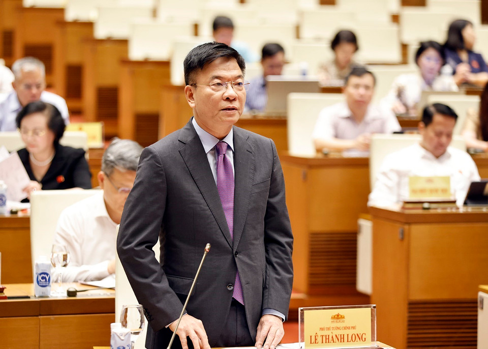 Phó Thủ tướng Chính phủ, Bộ trưởng Bộ Tư pháp Lê Thành Long trả lời chất vấn. (Ảnh: Doãn Tấn/TTXVN)
