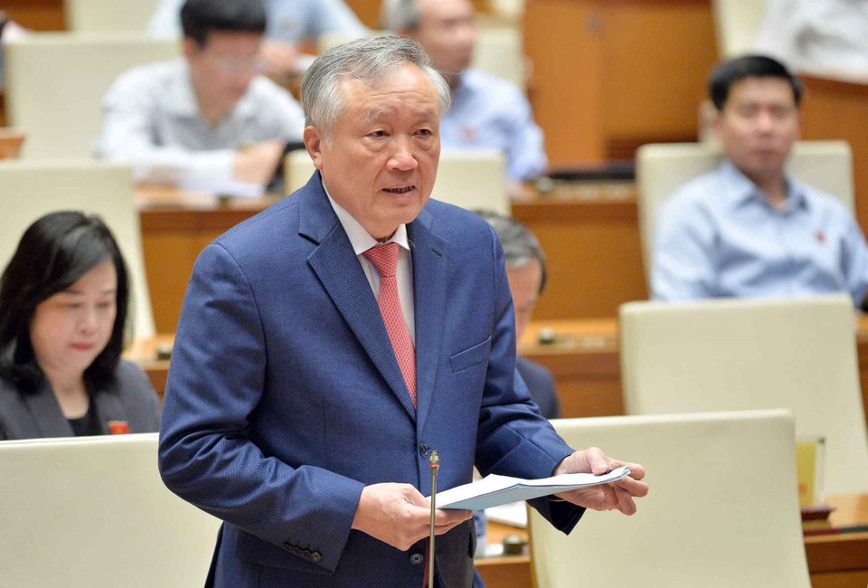 Chánh án Tòa án Nhân dân Tối cao Nguyễn Hòa Bình trả lời chất vấn.(Ảnh: Doãn Tấn/TTXVN)