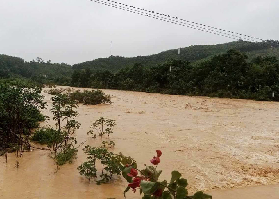 Nước sông ở xã miền núi Vĩnh Ô, huyện Vĩnh Linh (Quảng Trị) đang lên và chảy xiết gây nguy cơ ngập lụt và sạt lở. (Ảnh: TTXVN phát)