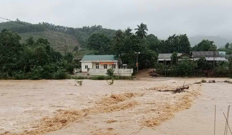 Nước sông ở xã miền núi Vĩnh Ô, huyện Vĩnh Linh (Quảng Trị) đang lên và chảy xiết gây nguy cơ ngập lụt và sạt lở. (Ảnh: TTXVN phát)