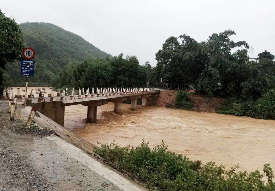 Nước sông ở xã miền núi Vĩnh Ô, huyện Vĩnh Linh (Quảng Trị) đang lên và chảy xiết gây nguy cơ ngập lụt và sạt lở. (Ảnh: TTXVN phát)