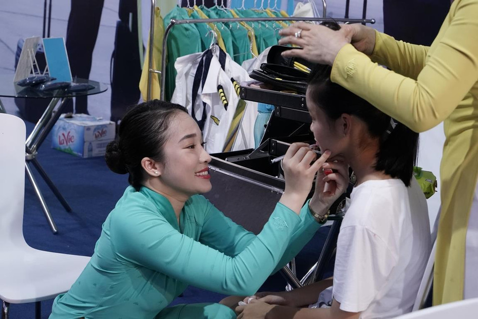 Các bạn nhỏ tìm hiểu và thử trang phục tiếp viên, phi công. (Ảnh: CTV/Vietnam+)