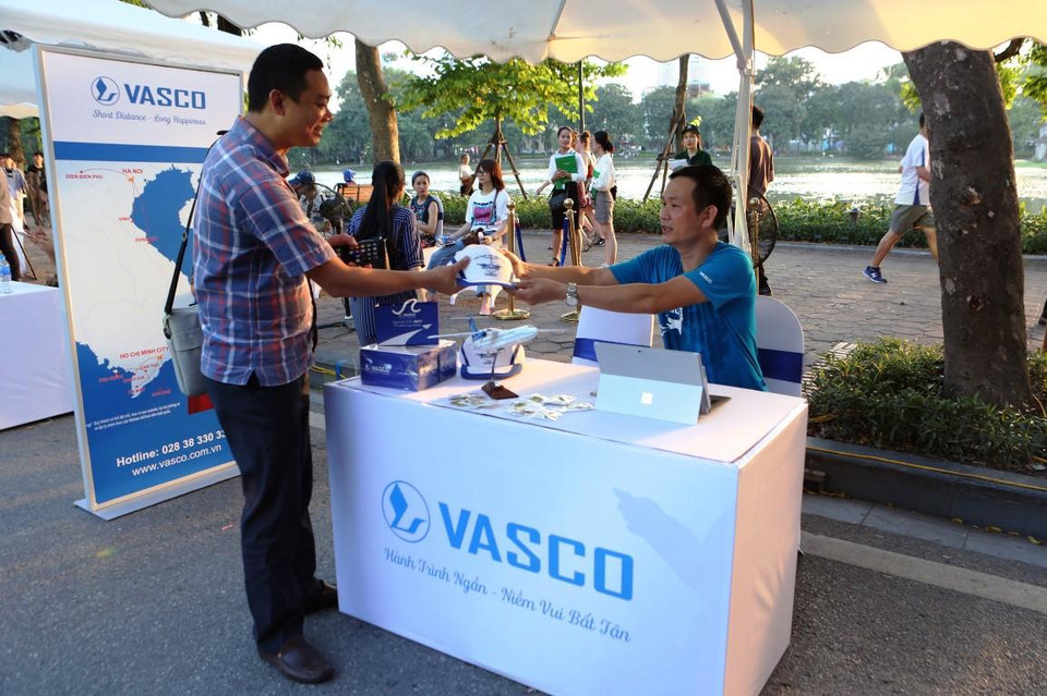 Hành khách nhận được quà lưu niệm từ hãng hàng không VASCO. (Ảnh: CTV/Vietnam+)