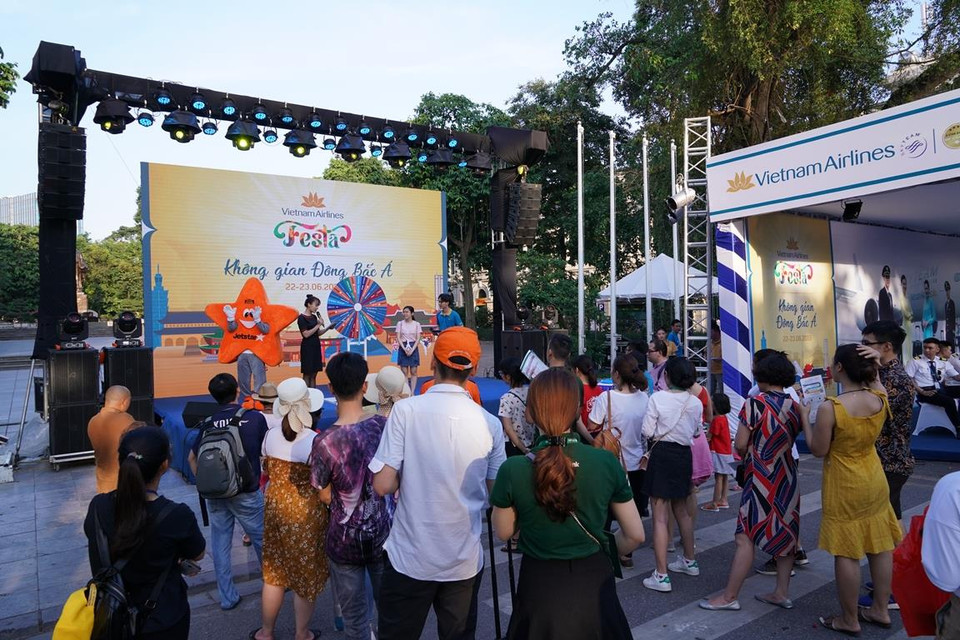 Rất đông người dân Thủ đô tham gia chương trình và nhận được nhiều phần quà là vé bay từ các hãng hàng không tại Vietnam Airlines Festa. (Ảnh: CTV/Vietnam+)