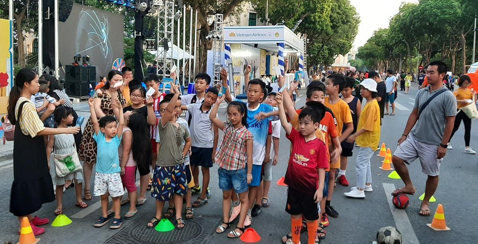 Tại sự kiện Vietnam Airlines Festa, những em nhỏ còn được tham gia các trò chơi trúng vé máy bay để đi du lịch. (Ảnh: CTV/Vietnam+)