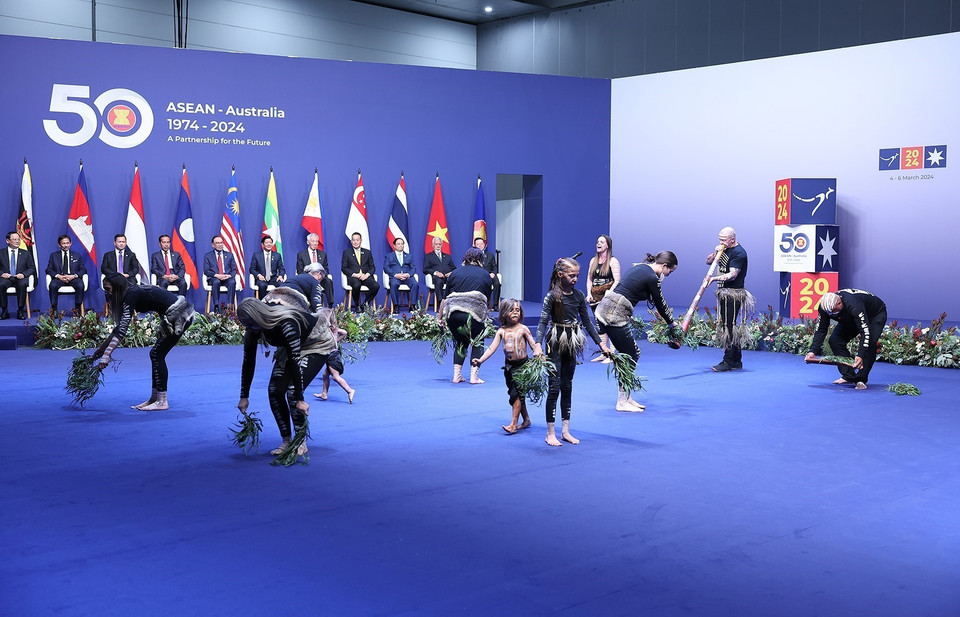Biểu diễn điệu nhảy truyền thống Australia tại lễ chúc phúc các Trưởng đoàn tham dự Hội nghị Cấp cao Đặc biệt kỷ niệm 50 năm quan hệ ASEAN-Australia. (Ảnh: Dương Giang/TTXVN)