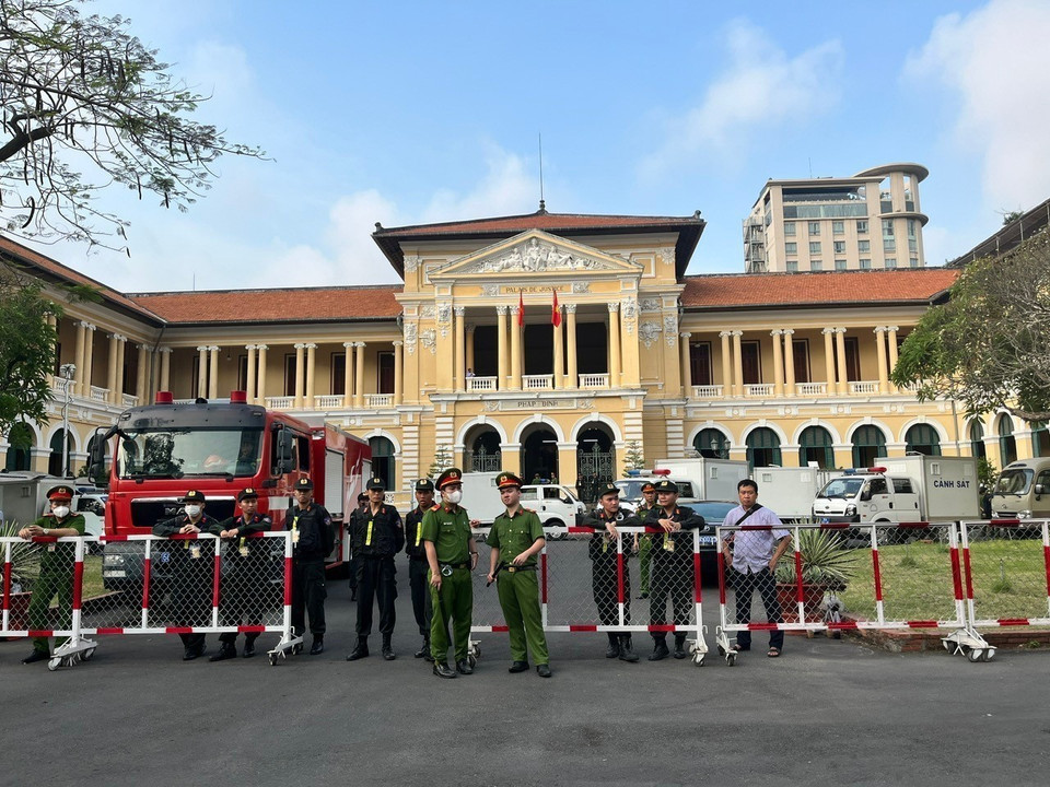 An ninh được thắt chặt tại khu vực phiên tòa xét xử. (Ảnh: Thanh Vũ/TTXVN)
