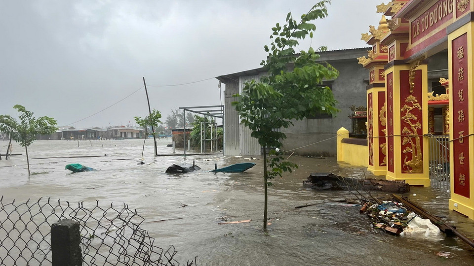 Vùng biển Thuận An, Thừa Thiên-Huế có nước dâng cao. (Ảnh: TTXVN phát)