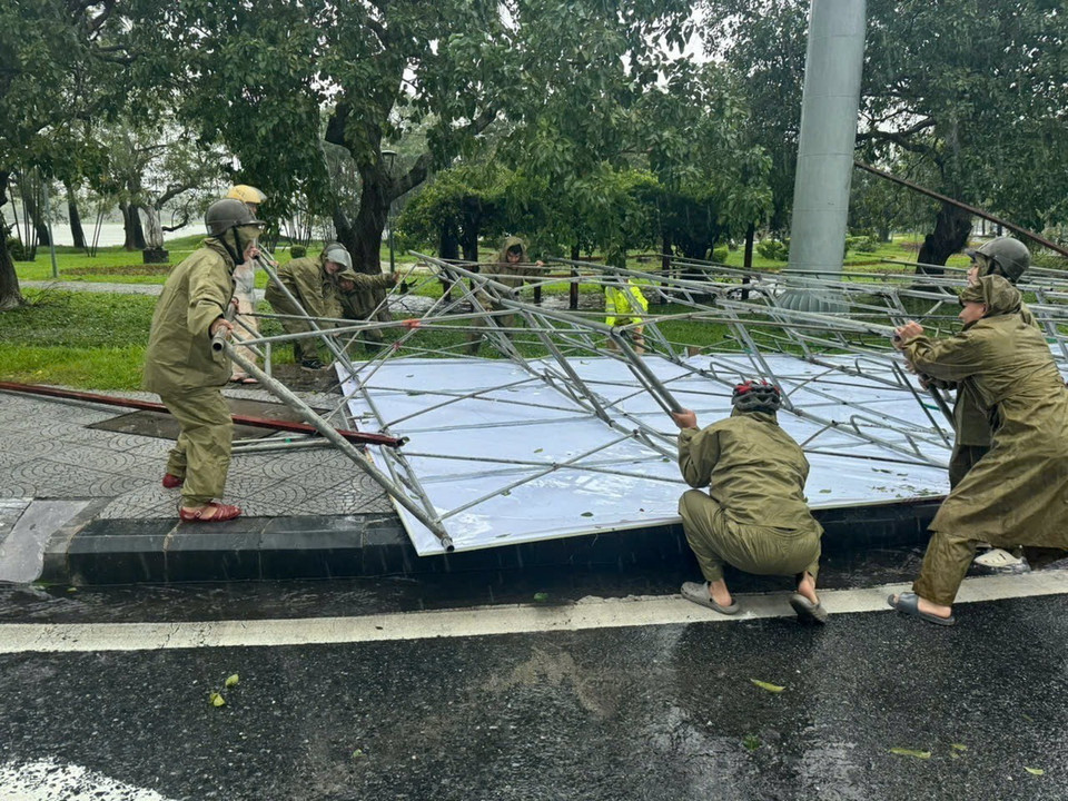 Lực lượng chức năng Thừa Thiên-Huế ra sức khắc phục ảnh hưởng bão. (Ảnh: TTXVN phát)