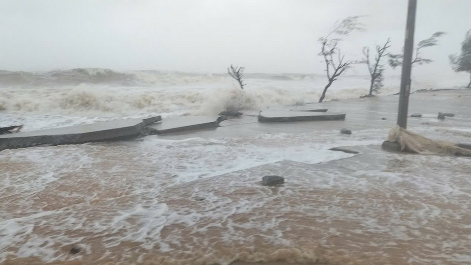 Bờ biển xã Phú Thuận, huyện Phú Vang, Thừa Thiên-Huế có sóng dâng cao. (Ảnh: TTXVN phát)