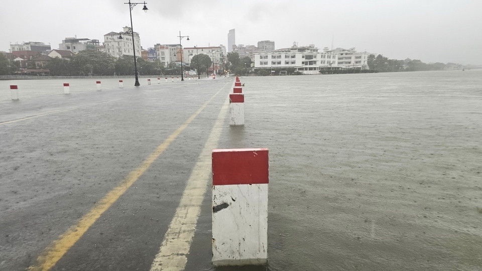 Khu vực Đập đá (thành phố Huế) nối phường Phú Hội và phường Vỹ Dạ bị ngập lụt. (Ảnh: Mai Trang/TTXVN)