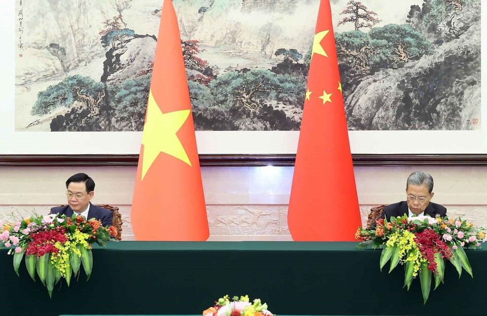 Chủ tịch Quốc hội Vương Đình Huệ và Ủy viên trưởng Ủy ban Thường vụ Nhân đại toàn quốc Trung Quốc Triệu Lạc Tế ký Thỏa thuận hợp tác giữa Quốc hội hai nước. (Ảnh: Nhan Sáng/TTXVN)