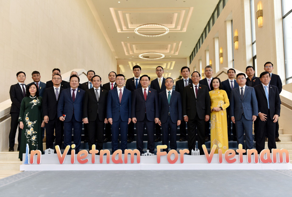 Chủ tịch Quốc hội Vương Đình Huệ và Đoàn đại biểu cấp cao Việt Nam chụp ảnh chung với lãnh đạo Trung tâm Nghiên cứu và Phát triển của Tập đoàn Huawei. (Ảnh: Thành Dương/TTXVN)