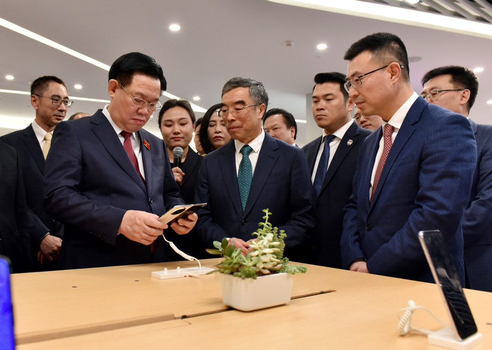 Chủ tịch Quốc hội Vương Đình Huệ thăm Trung tâm Nghiên cứu và Phát triển của Tập đoàn Huawei. (Ảnh: Thành Dương/TTXVN)