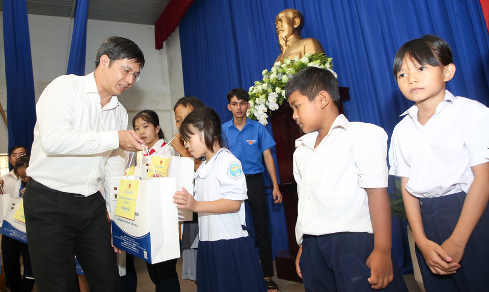 Ông Nguyễn Thành Tâm, Bí thư Tỉnh ủy, Chủ tịch Hội đồng Nhân dân tỉnh Tây Ninh tặng quà cho trẻ em có hoàn cảnh khó khăn. (Ảnh: Giang Phương/TTXVN)
