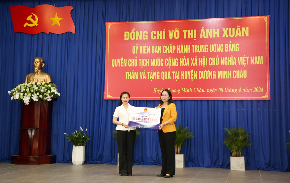 Quyền Chủ tịch nước Võ Thị Ánh Xuân trao biểu trưng 200 triệu đồng của Quỹ Bảo trợ trẻ em Việt Nam tặng Quỹ Bảo trợ trẻ em tỉnh Tây Ninh. (Ảnh: Giang Phương/TTXVN)