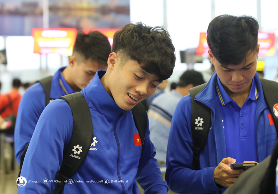 Các cầu thủ U23 Việt Nam khá thoải mái trước giờ lên đường. (Nguồn: VFF)