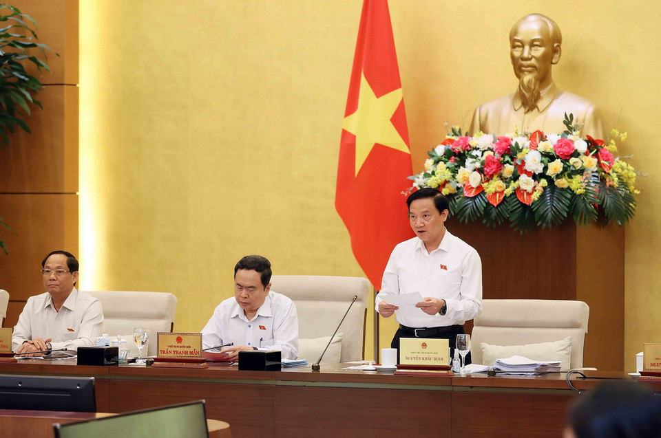 Phó Chủ tịch Quốc hội Nguyễn Khắc Định điều hành phiên họp. (Ảnh: An Đăng/TTXVN)