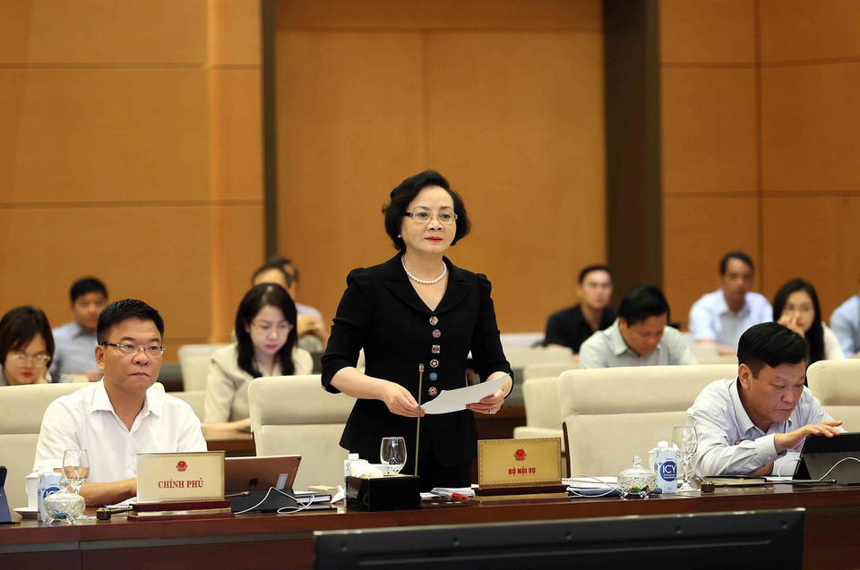 Bộ trưởng Bộ Nội vụ Phạm Thị Thanh Trà trình bày tóm tắt tờ trình. (Ảnh: An Đăng/TTXVN)