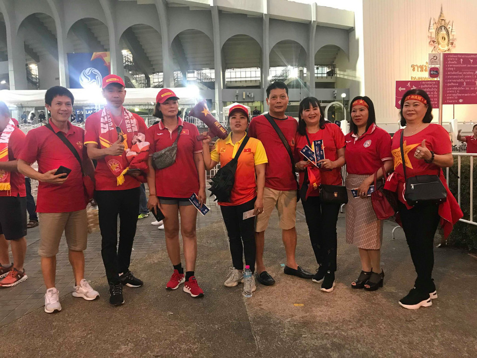 Cổ động viên Việt Nam đến sân vận động Rajamangala để cổ vũ cho đội tuyển U23 Việt Nam. (Ảnh: Nguyên An/Vietnam+)