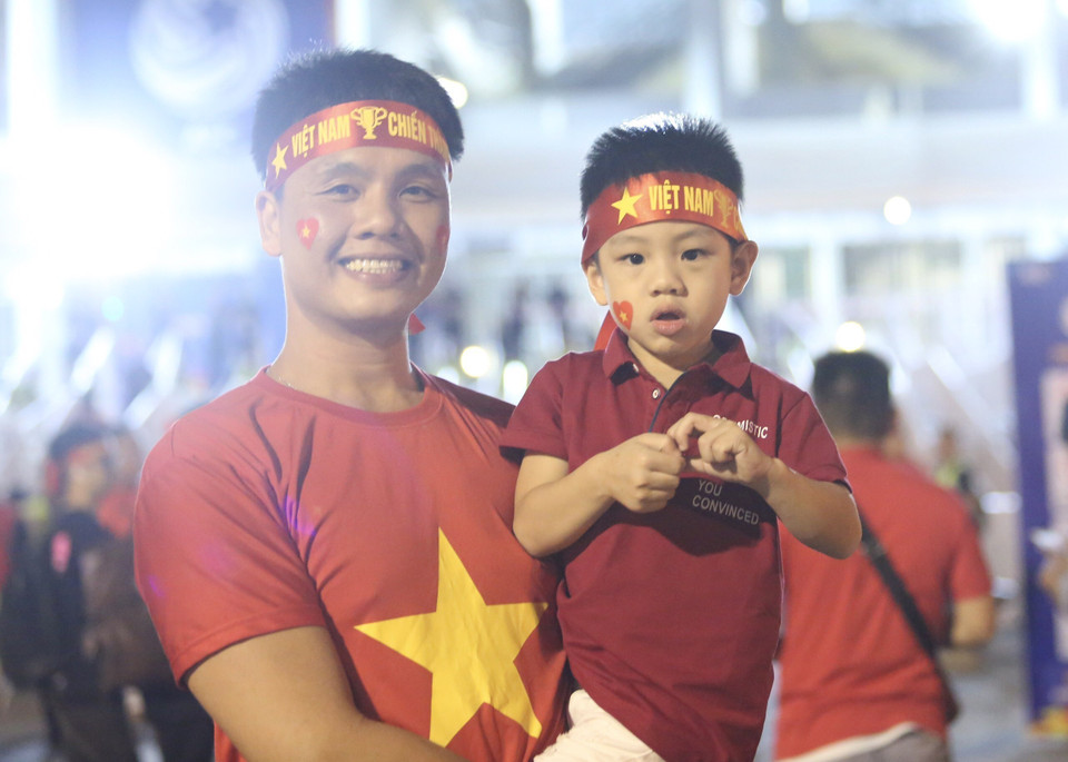 Cổ động viên Việt Nam đến sân vận động Rajamangala để cổ vũ cho đội tuyển U23 Việt Nam. (Ảnh: Hoàng Linh/TTXVN)