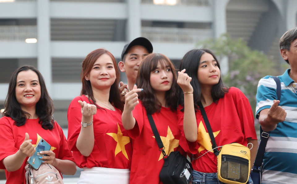Cổ động viên Việt Nam đến sân vận động Rajamangala để cổ vũ cho đội tuyển U23 Việt Nam. (Ảnh: Hoàng Linh/TTXVN)