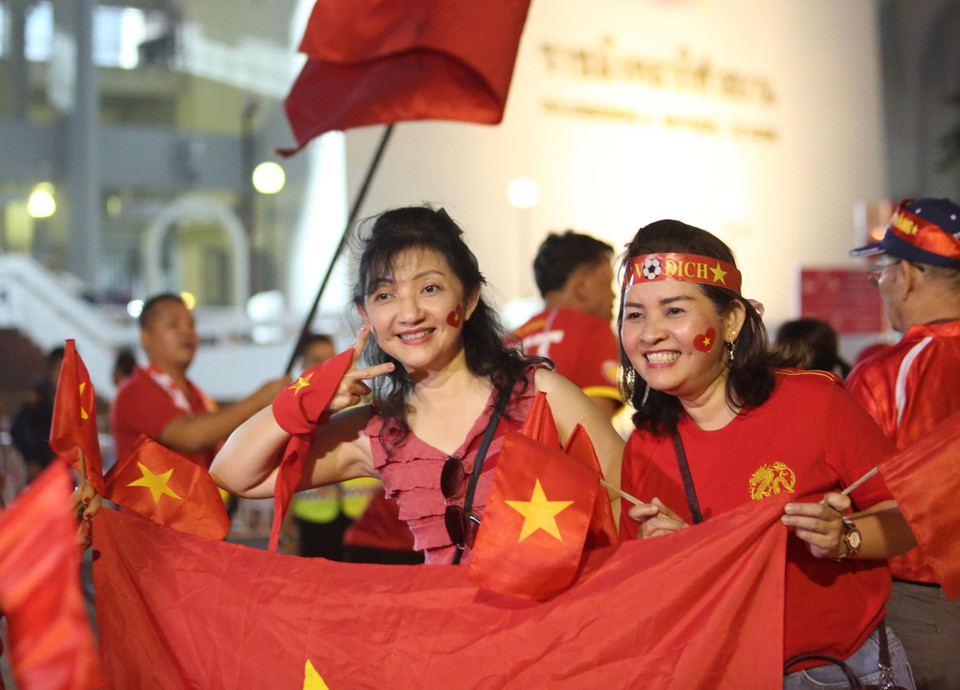 Cổ động viên Việt Nam đến sân vận động Rajamangala để cổ vũ cho đội tuyển U23 Việt Nam. (Ảnh: Nguyên An/Vietnam+)