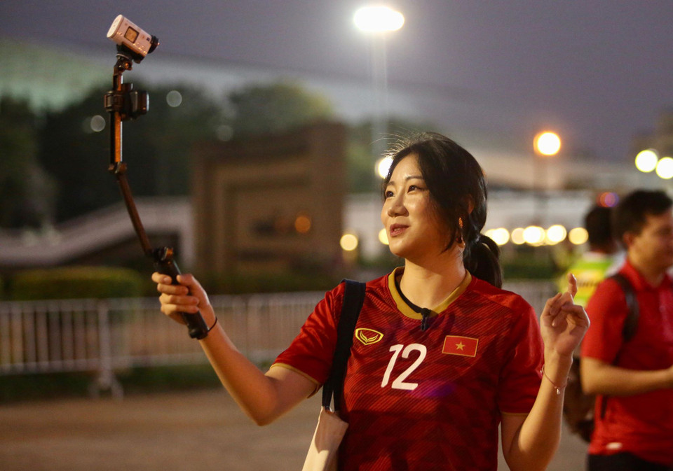 Cổ động viên Việt Nam đến sân vận động Rajamangala để cổ vũ cho đội tuyển U23 Việt Nam. (Ảnh: Nguyên An/Vietnam+)