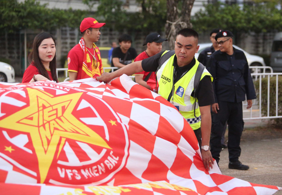 Cổ động viên Việt Nam đến sân vận động Rajamangala để cổ vũ cho đội tuyển U23 Việt Nam. (Ảnh: Nguyên An/Vietnam+)