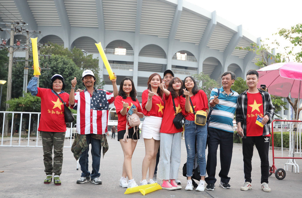 Cổ động viên Việt Nam đến sân vận động Rajamangala để cổ vũ cho đội tuyển U23 Việt Nam. (Ảnh: Hoàng Linh/TTXVN)