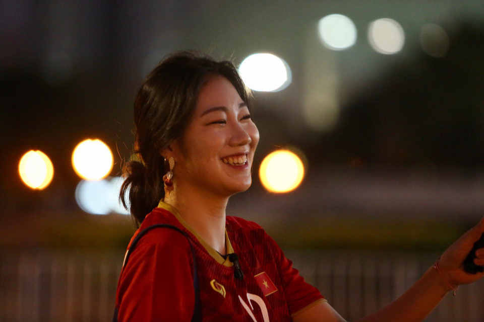 Cổ động viên Việt Nam đến sân vận động Rajamangala để cổ vũ cho đội tuyển U23 Việt Nam. (Ảnh: Nguyên An/Vietnam+)