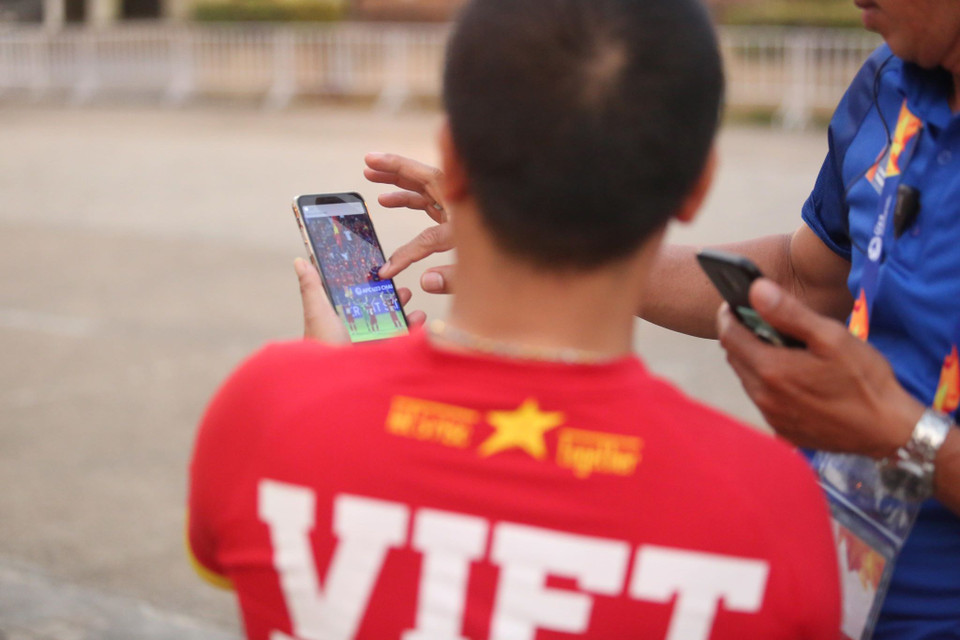 Cổ động viên Việt Nam đến sân vận động Rajamangala để cổ vũ cho đội tuyển U23 Việt Nam. (Ảnh: Nguyên An/Vietnam+)