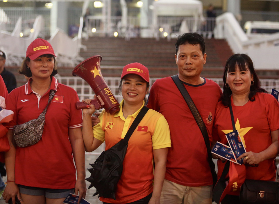 Cổ động viên Việt Nam đến sân vận động Rajamangala để cổ vũ cho đội tuyển U23 Việt Nam. (Ảnh: Hoàng Linh/TTXVN)
