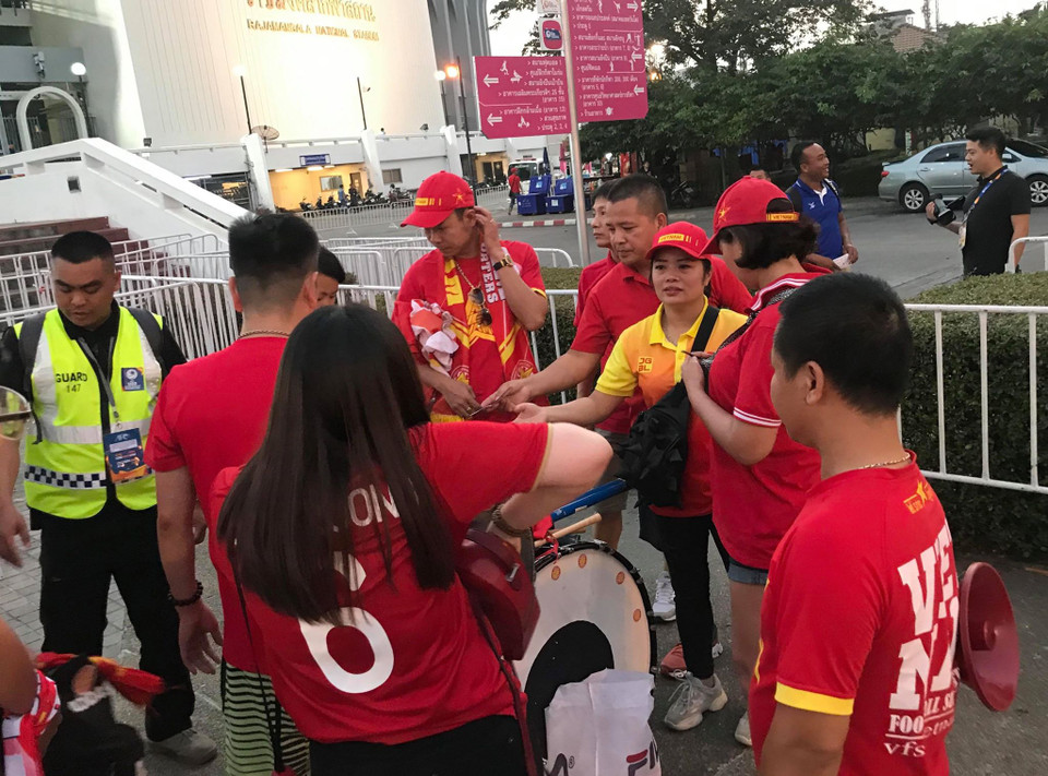 Cổ động viên Việt Nam đến sân vận động Rajamangala để cổ vũ cho đội tuyển U23 Việt Nam. (Ảnh: Nguyên An/Vietnam+)