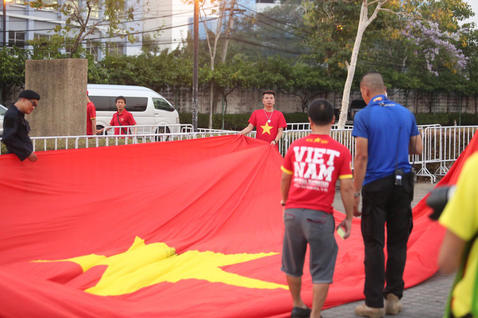 Cổ động viên Việt Nam đến sân vận động Rajamangala để cổ vũ cho đội tuyển U23 Việt Nam. (Ảnh: Nguyên An/Vietnam+)