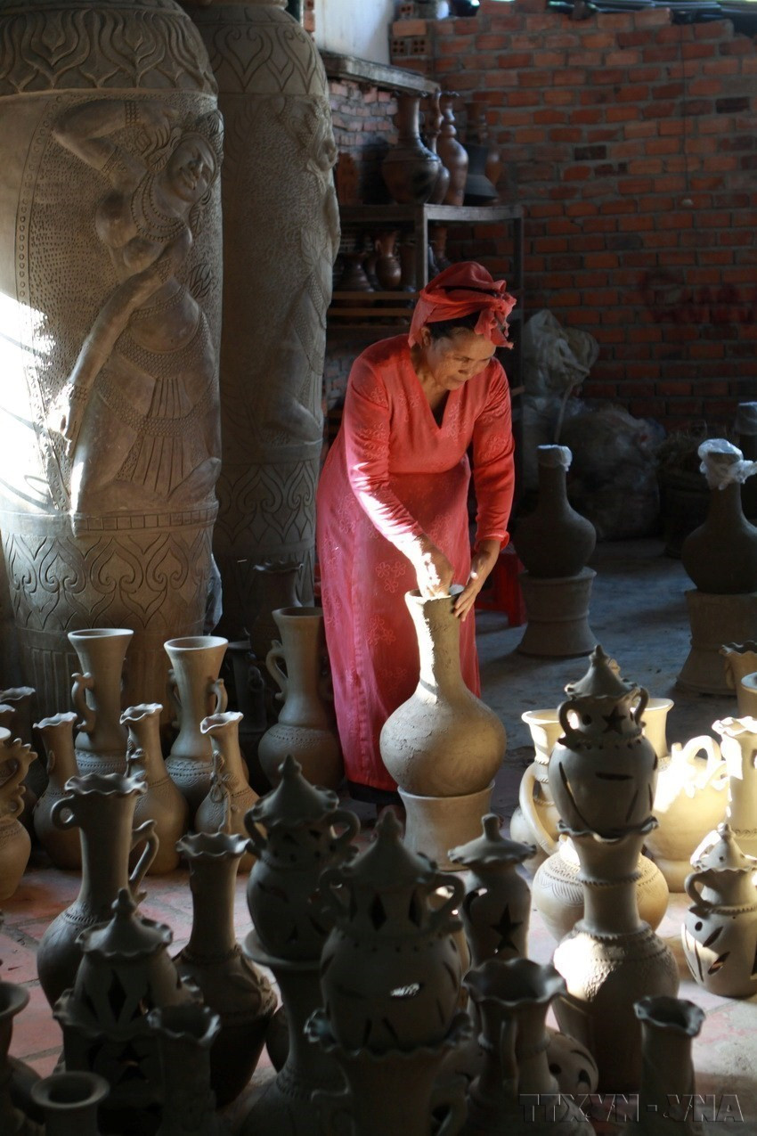 Nghệ thuật làm gốm của người Chăm chính thức được UNESCO ghi danh vào Danh sách Di sản Văn hóa Phi vật thể cần bảo vệ khẩn cấp, tại phiên họp của Ủy ban Liên chính phủ Công ước 2003 về Bảo vệ Di sản Văn hóa Phi vật thể lần thứ 17 của UNESCO diễn ra tại Rabat, thủ đô của Vương quốc Maroc tối 29/11/2022 (giờ Hà Nội). (Ảnh: Nguyễn Thủy/TTXVN)