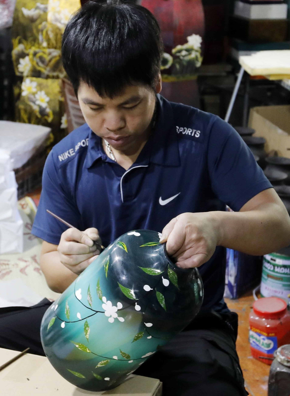 Trang trí trên sản phẩm sơn mài xuất khẩu tại Công ty Thái Sơn, làng nghề Hạ Thái. (Ảnh: Trần Việt/TTXVN)