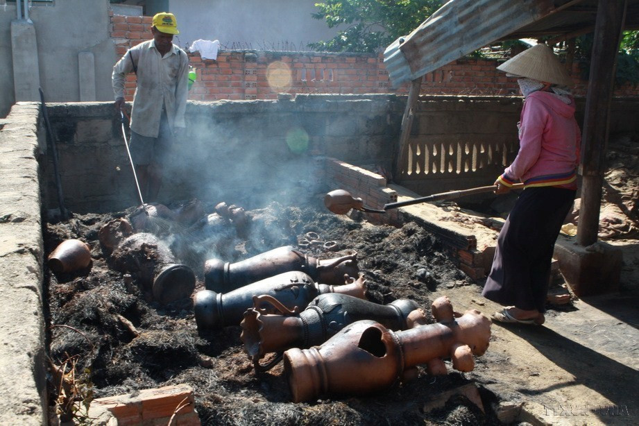 Sản phẩm Gốm Bàu Trúc thị trấn Phước Dân, huyện Ninh Phước, tỉnh Ninh Thuận) được nung lộ thiên ở nhiệt độ cao từ 5-6 giờ. (Ảnh: Nguyễn Thủy/TTXVN)