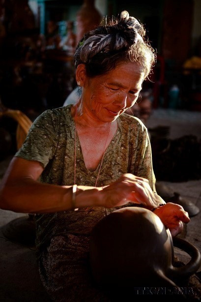 Nghệ nhân Làng gốm Bàu Trúc (Ninh Thuận). (Nguồn: TTXVN)
