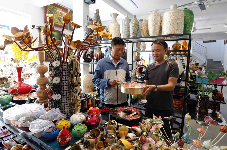 Sản phẩm sơn mài với nhiều mẫu mã tại làng nghề Hạ Thái được khách hàng trong nước đánh giá cao. (Ảnh: Trần Việt/TTXVN)