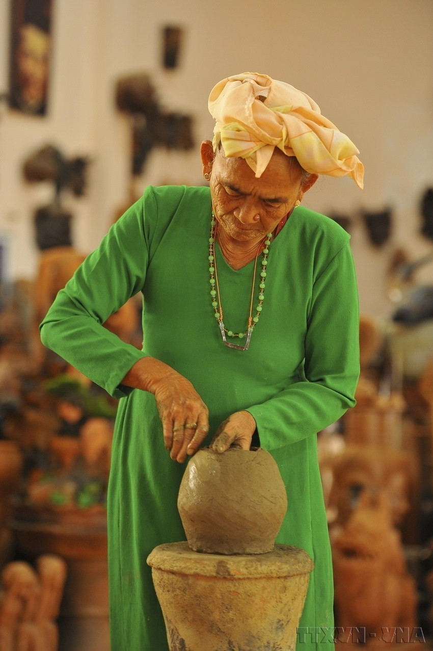 Bàu Trúc là làng gốm duy nhất ở Việt Nam mà người thợ chỉ dùng bàn tay tài hoa của mình để cho ra đời những sản phẩm đất nung.( Ảnh: Minh Đức/TTXVN)