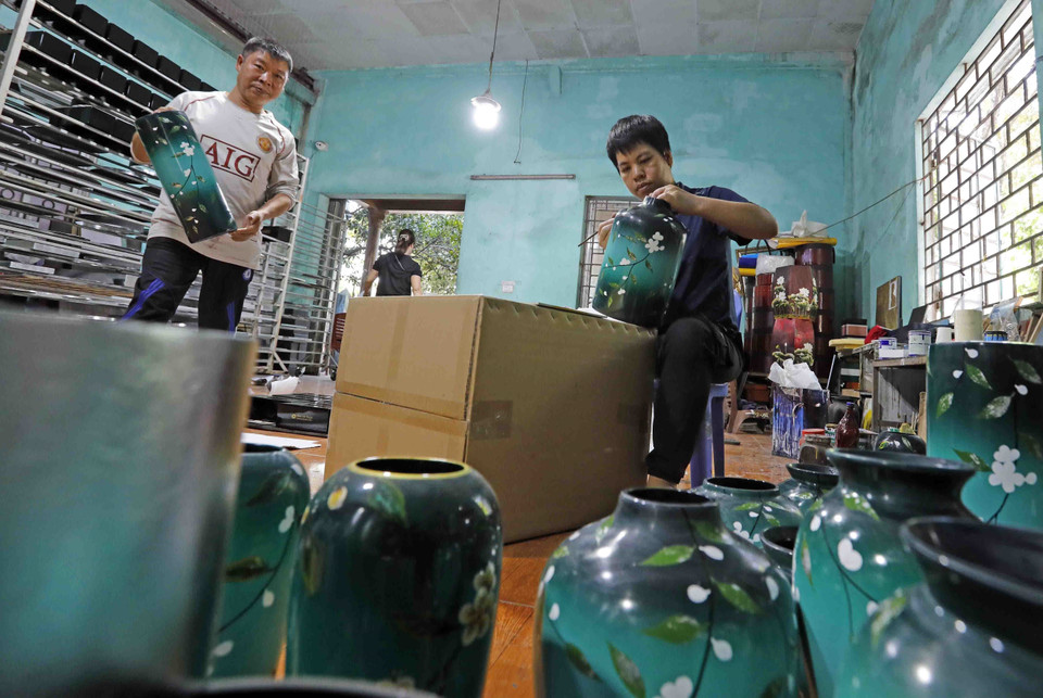 Hiện nay, mỗi năm Hạ Thái sản xuất hàng triệu sản phẩm đáp ứng nhu cầu đa dạng của khách hàng trong nước và xuất khẩu với hàng nghìn mẫu mã như: bát, đĩa, lọ hoa, khay, tranh sơn, tranh khảm... được làm từ gỗ, tre, nứa, song mây và gần đây có thêm sản phẩm là composit, gốm, sứ được thếp vàng, thếp bạc đã tạo nên những sản phẩm độc đáo. (Ảnh: Trần Việt/TTXVN)