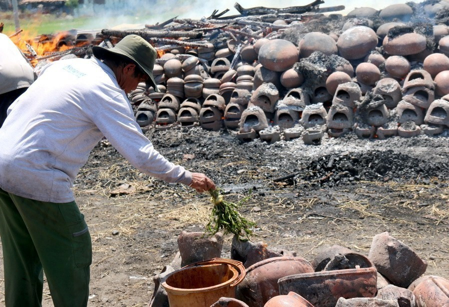  Với sự ghi nhận này của UNESCO, đồng bào dân tộc và cộng đồng tỉnh Ninh Thuận và Bình Thuận sẽ nhận thức đầy đủ hơn về giá trị của nghề làm Gốm truyền thống của người Chăm trong kho tàng Di sản Văn hóa Phi vật thể Việt Nam. (Ảnh: Nguyễn Thanh/TTXVN)