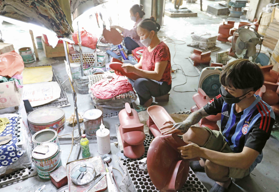 Sản xuất sản phẩm sơn mài từ composit tại Công ty Phúc Cường, làng nghề Hạ Thái. (Ảnh: Trần Việt/TTXVN)