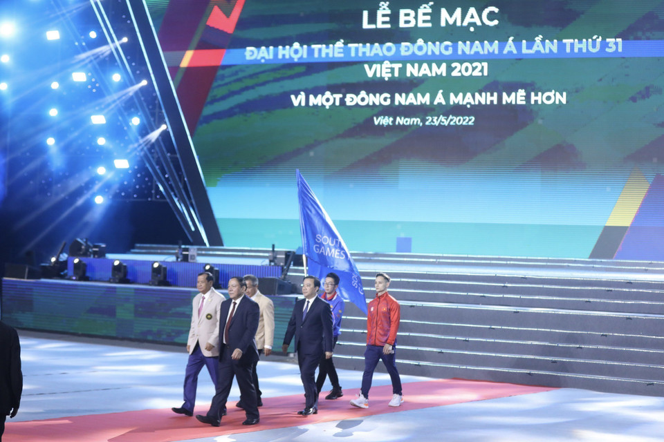 Lễ chuyển giao cờ Liên đoàn Thể thao Đông Nam Á cho Campuchia - nước chủ nhà của SEA Games 32. (Ảnh: TTXVN))