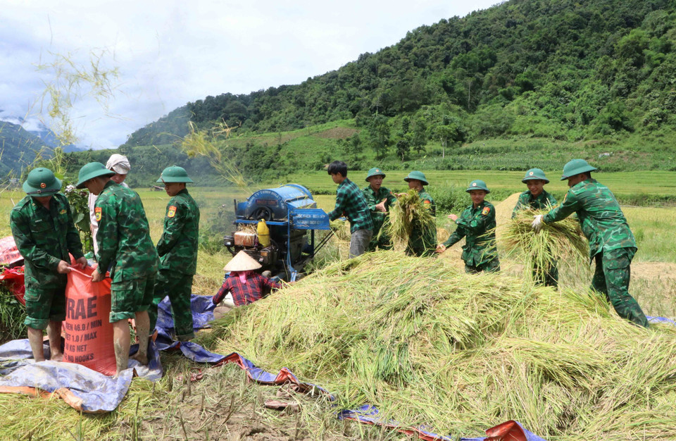 Những việc làm thiết thực của tình quân dân nơi biên giới càng bền chặt. (Ảnh: Nguyễn Oanh/TTXVN)