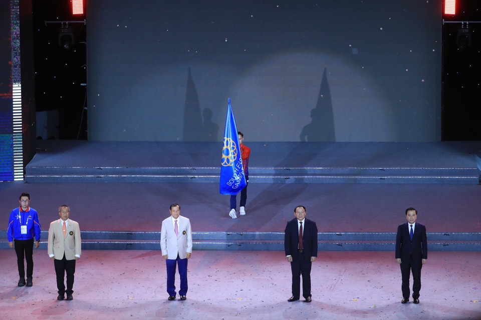 Nghi thức chuyển giao cờ Liên đoàn Thể thao Đông Nam Á cho Campuchia - nước chủ nhà của SEA Games 32. (Ảnh: TTXVN)