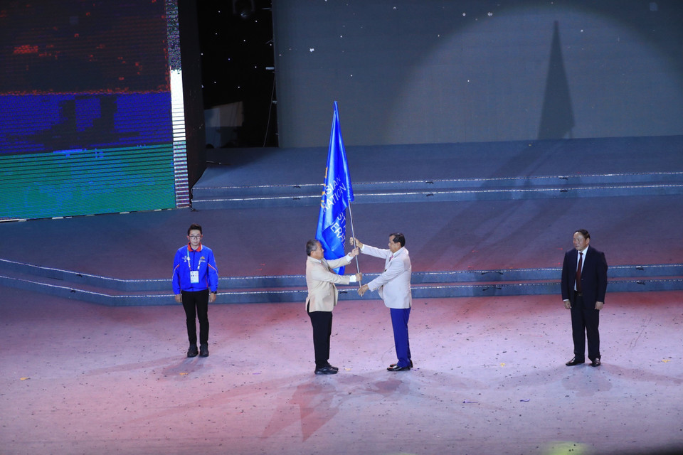 Nghi thức chuyển giao cờ Liên đoàn Thể thao Đông Nam Á cho Campuchia - nước chủ nhà của SEA Games 32. (Ảnh: TTXVN)