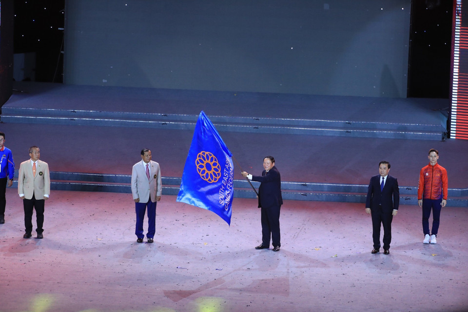 Nghi thức chuyển giao cờ Liên đoàn Thể thao Đông Nam Á cho Campuchia - nước chủ nhà của SEA Games 32. (Ảnh: TTXVN)